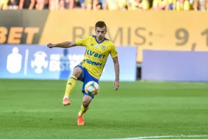 Miedź Legnica - Arka Gdynia 2:0. Bili głową w mur, a strzelał Kamil Antonik