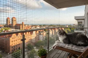 Ile kosztuje montaż siatki na balkon? Cennik i zasady w 2026 r.