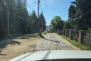 Niebezpieczny dojazd do nowych osiedli. Są płyty i jest wąsko