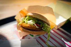 McDonald's wprowadził nowego wege burgera. Sprawdziliśmy, jak smakuje