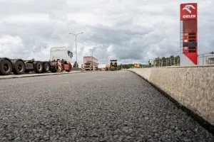 Asfalt odporny na ciężki ruch na portowej stacji w Gdańsku