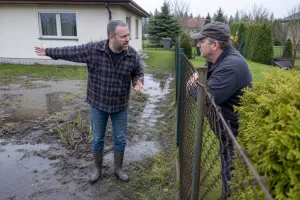 Sąsiad zalewa mi działkę, ale twierdzi, że to nie jego wina. Kto zapłaci za remont?