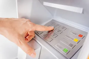 Koniec anonimowości przy bankomacie? Ministerstwo chce obowiązkowego nagrywania twarzy