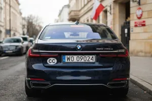 Co oznacza naklejka CC na samochodzie? Kto ma do niej prawo i co daje