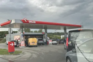 Czytelnik: kolejki na stacjach po paliwo za ponad 7 zł. Świat zwariował