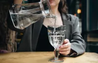 Czy darmowa kranówka naprawdę może pogrążyć restaurację?