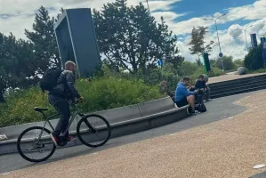 Za pomocą piły ukradł rower w biały dzień. Świadek nagrał całe zdarzenie