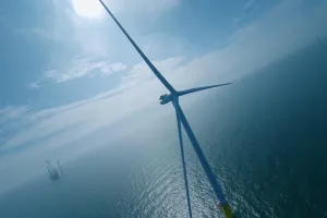 Gigantyczne turbiny produkują energię dla Polski. Zobacz farmę Baltic Power na filmie