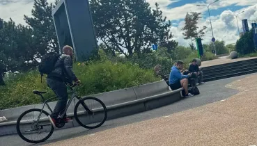 Za pomocą piły ukradł rower w biały dzień. Świadek nagrał całe zdarzenie