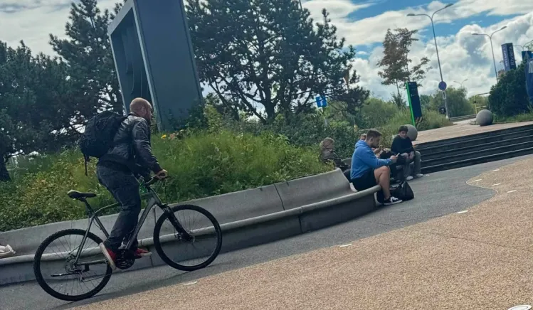 Za pomocą piły ukradł rower w biały dzień. Świadek nagrał całe zdarzenie