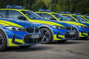 Nowe radiowozy pomorskiej policji. To BMW, które rzucają się w oczy