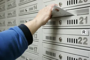 Co oznacza naklejka "R" na skrzynce na listy? Mało kto zna jej prawdziwe znaczenie