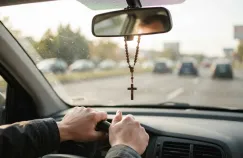 Czy różaniec na lusterku jest legalny? Wielu kierowców nie zna tego przepisu