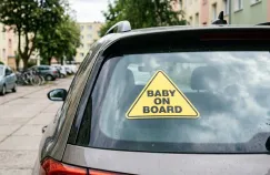 Baby on board na szybie samochodu. Co naprawdę oznacza ta naklejka?