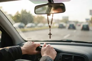 Czy różaniec na lusterku jest legalny? Wielu kierowców nie zna tego przepisu