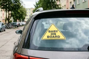 Baby on board na szybie samochodu. Co naprawdę oznacza ta naklejka?