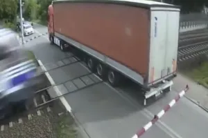 Zderzenie pociągu z TIR-em. Kim jest kierowca?