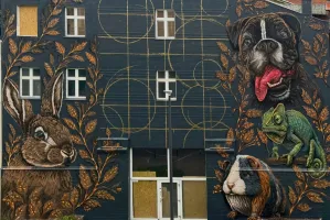 Nietuzinkowy mural pojawił się we Wrzeszczu. Widać go już z daleka