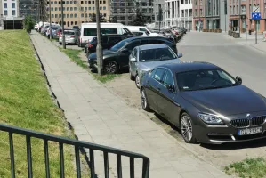 Dziki parking przy Pszennej: Straż Miejska odpowiada na zarzuty czytelnika