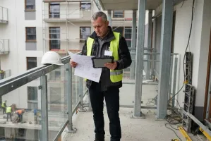Czy można zrobić balkon bez pozwolenia? Przepisy budowlane i zgoda wspólnoty