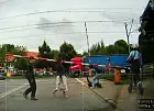 Zdążyć za wszelką cenę. Chłopcy na hulajnogach przemknęli pod rogatkami