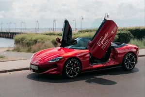 Kilkuletnie auto znanej marki czy nowy, dobrze wyposażony "chińczyk"?