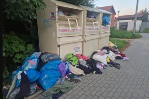 Ubrania obok żółtego pojemnika? Można dostać 500 zł mandatu