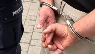 Ojciec i syn zaatakowali ochroniarza, który zauważył kradzież alkoholu