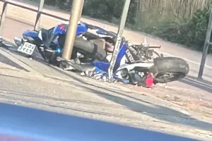 Wypadek przy Forum Gdańsk. Motocyklista wbity w barierki
