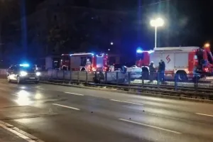 Dachowanie na Al. Grunwaldzkiej. Auto na torowisku