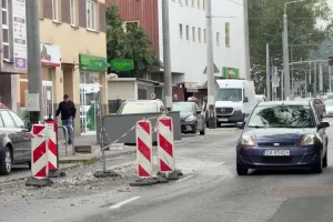 Dziura na Kartuskiej w Gdyni. Od ponad dwóch tygodni kierowcy stoją w korkach