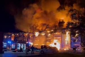 Śledztwo po pożarze hurtowni w Gdyni. Badają pogorzelisko i pozostałości po serwerach