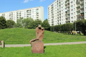 "Gołe baby" i inne rzeźby pośród bloków. Spacer po Żabiance szlakiem plenerowej sztuki