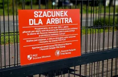 Nowe tabliczki na stadionach. Chodzi o sędziów. Gdzie na mecz w weekend?