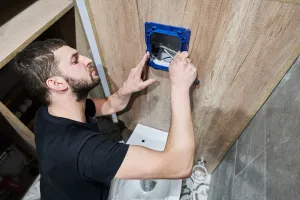 Leci woda ze spłuczki podtynkowej? Tyle zapłacisz hydraulikowi za naprawę w 2026 r.