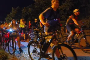 Rowerzyści na ulicach. XXIV Gdyński Nocny Przejazd Rowerowy