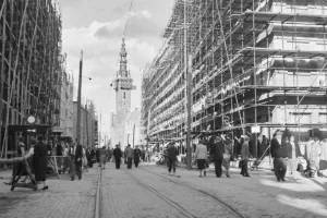 Wrzesień 1951: tynkownica, lep na muchy i światło, którego nie ma