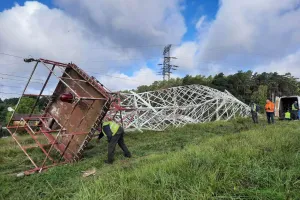Runęła wieża przy linii PKM. "Upadek" był zaplanowany