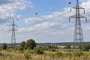 Widzisz wielkie kule na przewodach? Nie są tam dla ozdoby