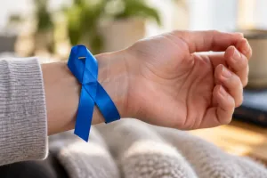 Niebieska wstążka na nadgarstku. Co oznacza ten symbol i gdzie można go zobaczyć?