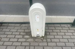Białe skrzynki przy przystankach tramwajowych. Czym są i dlaczego lepiej ich nie ruszać?