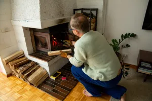 Jest tańsze, ale może zniszczyć kominek. Tego drewna unikaj jak ognia