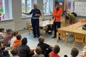 Jesienią odblaski mają szczególne znaczenie. Policjanci przypominają o bezpieczeństwie najmłodszych