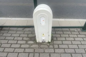 Białe skrzynki przy przystankach tramwajowych. Czym są i dlaczego lepiej ich nie ruszać?