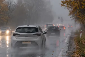 Jesień na drogach. Kierowcy wciąż zapominają o światłach mijania