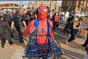 Kim jest DJ, który w stroju Spider-Mana rozkręca imprezy w centrum Gdańska?