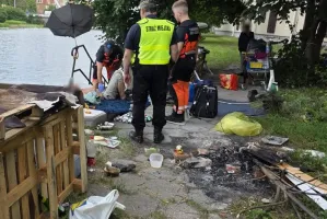 Codzienne ognisko na koczowisku w samym centrum Gdańska