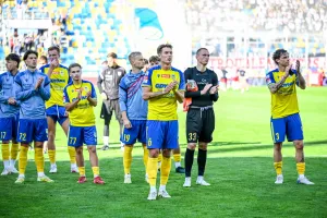 Arka Gdynia daje sobie czas na negocjacje. Nowy trener zacznie od obozu w Gniewinie