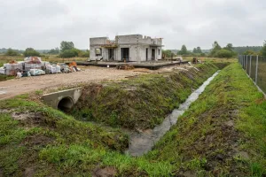 Budowa domu na działce z rowem melioracyjnym. Odległości, ogrodzenie i przepisy