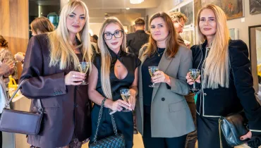 Tłum gości w gdyńskim showroomie. Sztuka, moda i design w jednym miejscu